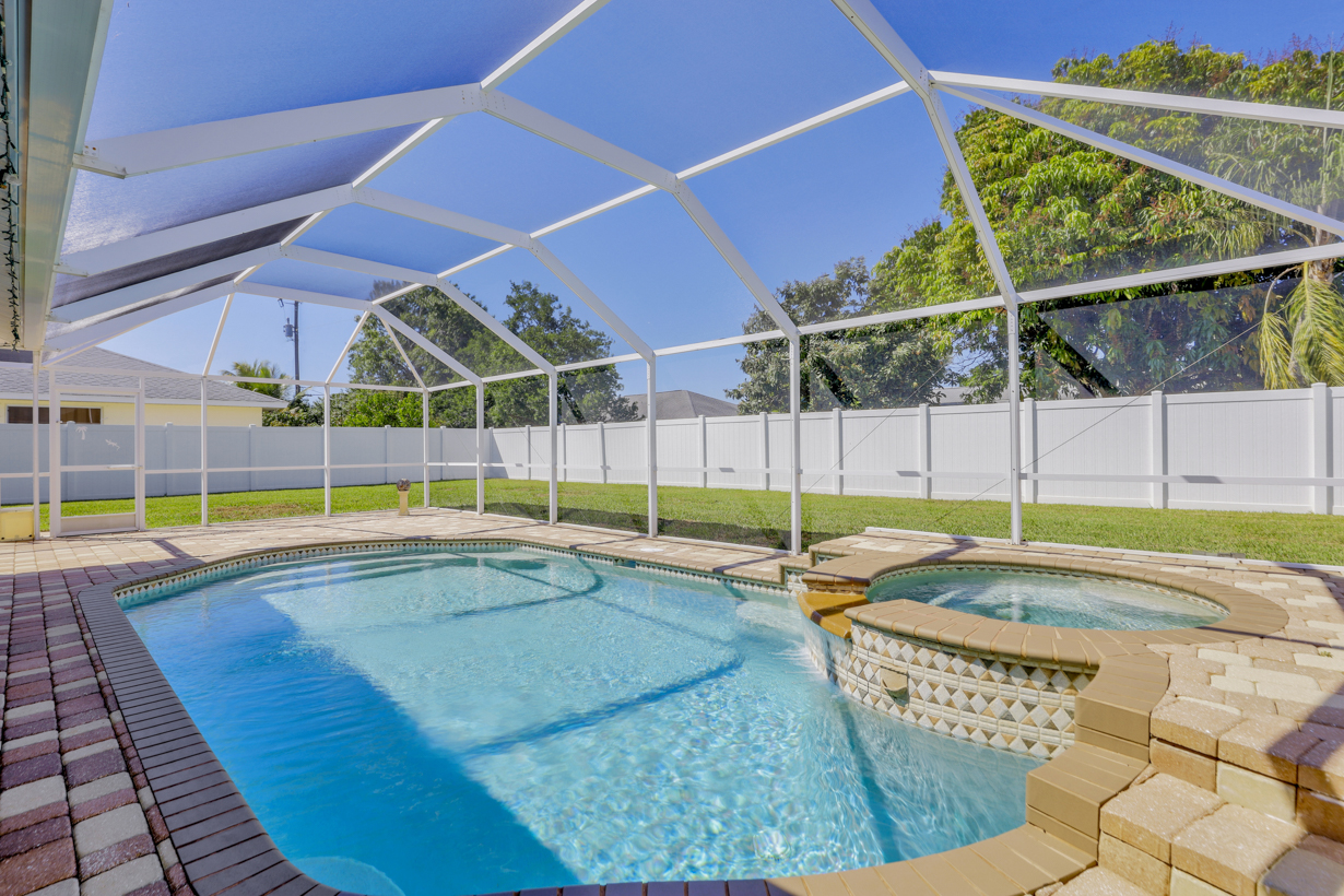 2125 Bolado Pkwy, Cape Coral, FL 33990